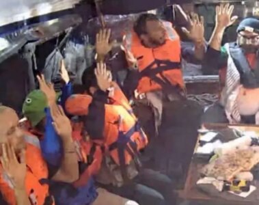Greta Thunberg entre las personas a bordo del barco.
