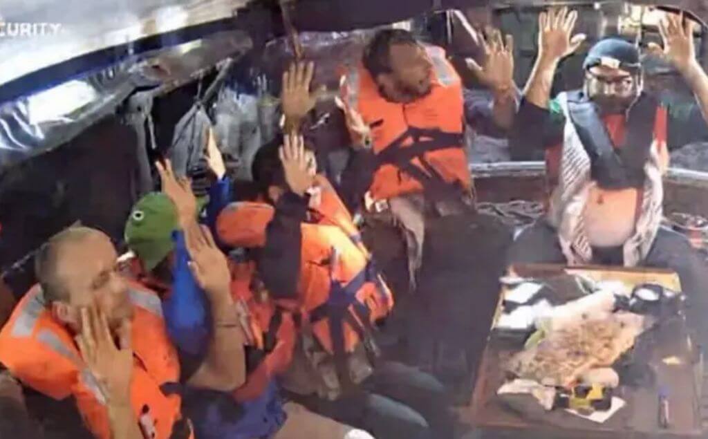 Greta Thunberg entre las personas a bordo del barco.