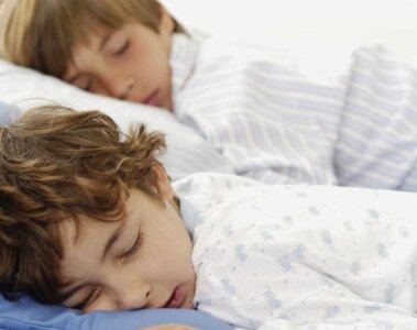 Niños durmiendo