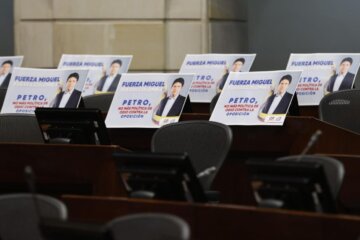 Carteles de apoyo para Miguel Uribe