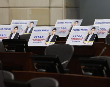 Carteles de apoyo para Miguel Uribe