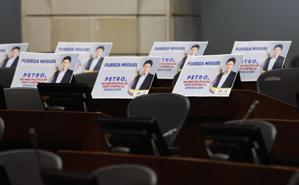 Carteles de apoyo para Miguel Uribe
