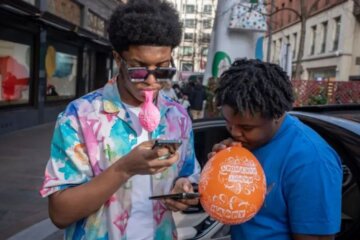 Jóvenes consumen el óxido nitroso inflando globos