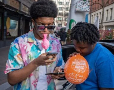 Jóvenes consumen el óxido nitroso inflando globos