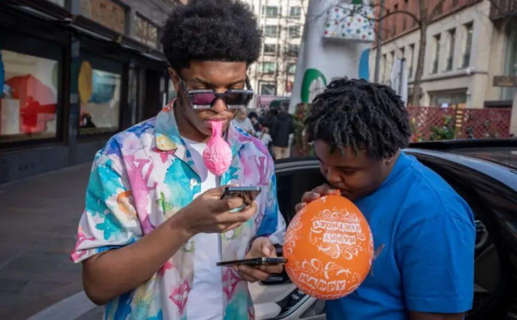 Jóvenes consumen el óxido nitroso inflando globos