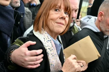 Gisèle Pelicot saliendo del juicio