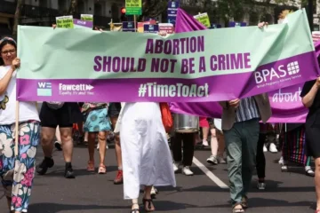 El Parlamento británico aprueba la despenalización del aborto en Inglaterra y Gale