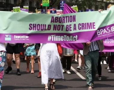 El Parlamento británico aprueba la despenalización del aborto en Inglaterra y Gale