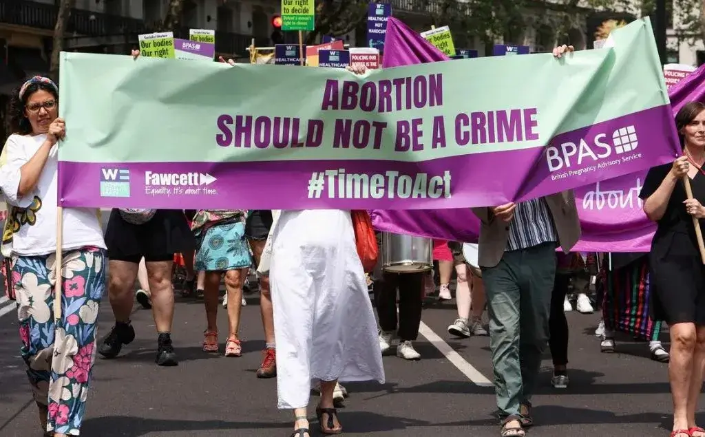 El Parlamento británico aprueba la despenalización del aborto en Inglaterra y Gale