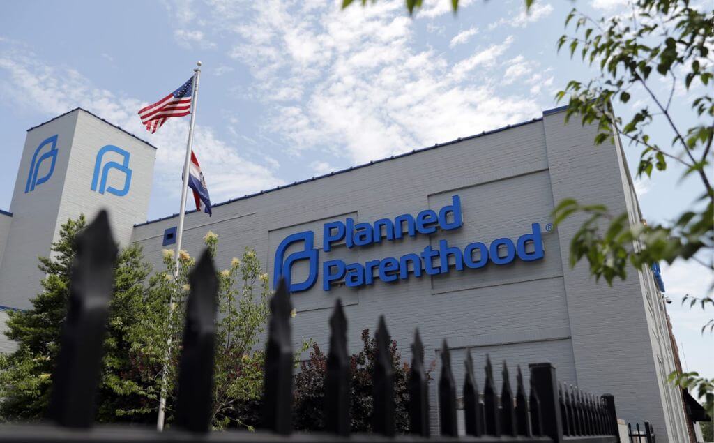 EE.UU. permite a los estados quitar fondos a Planned Parenthood