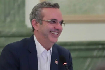 Abinader sonriendo