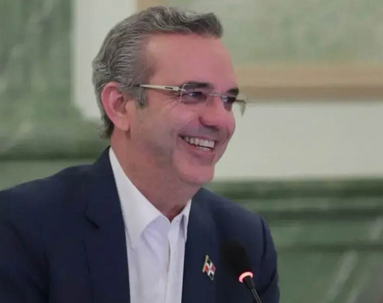 Abinader sonriendo