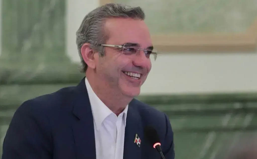 Abinader sonriendo