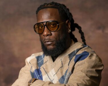 “No Sign of Weakness” de Burna Boy cumple sus sueños de estrella de rock
