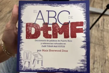 Una persona sostiene el diccionario 'El ABC de DtMF'