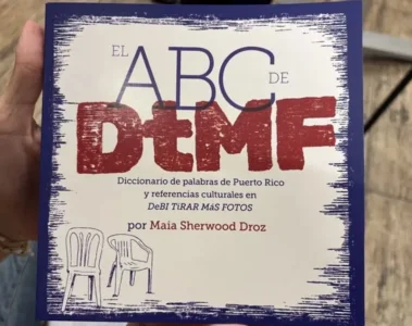 Una persona sostiene el diccionario 'El ABC de DtMF'