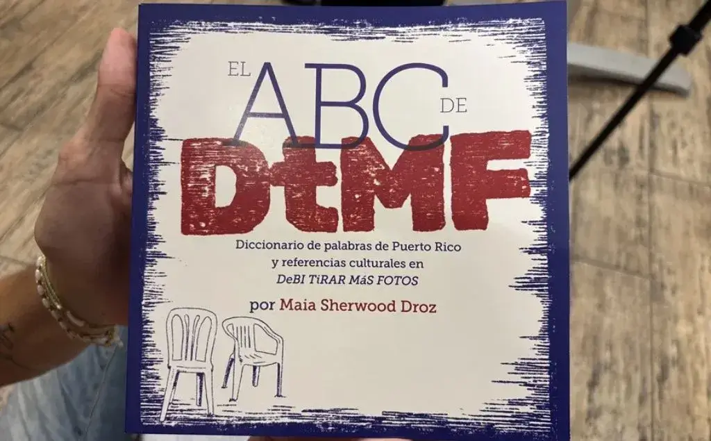 Una persona sostiene el diccionario 'El ABC de DtMF'